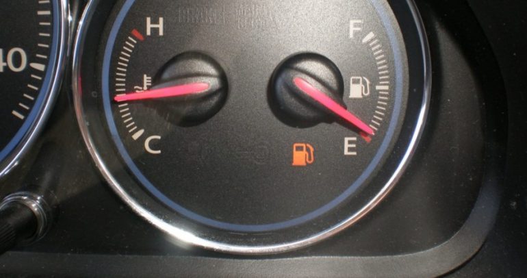 هذا ما يحصل عند تجاهل مؤشر البنزين في سيارتك